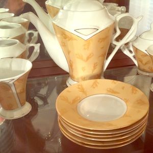 Tea set, perfect for a little girl’s tea party.